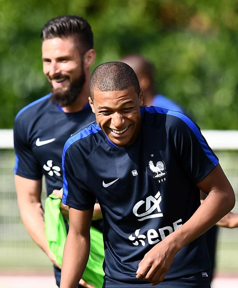  Kylian Mbape could be teaming up with Olivier Giroud at Arsenal next season