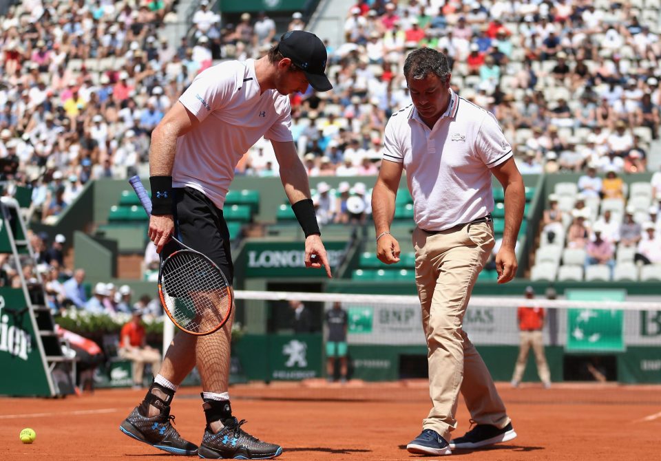  Murray disputes a line call on the clay at Roland Garros