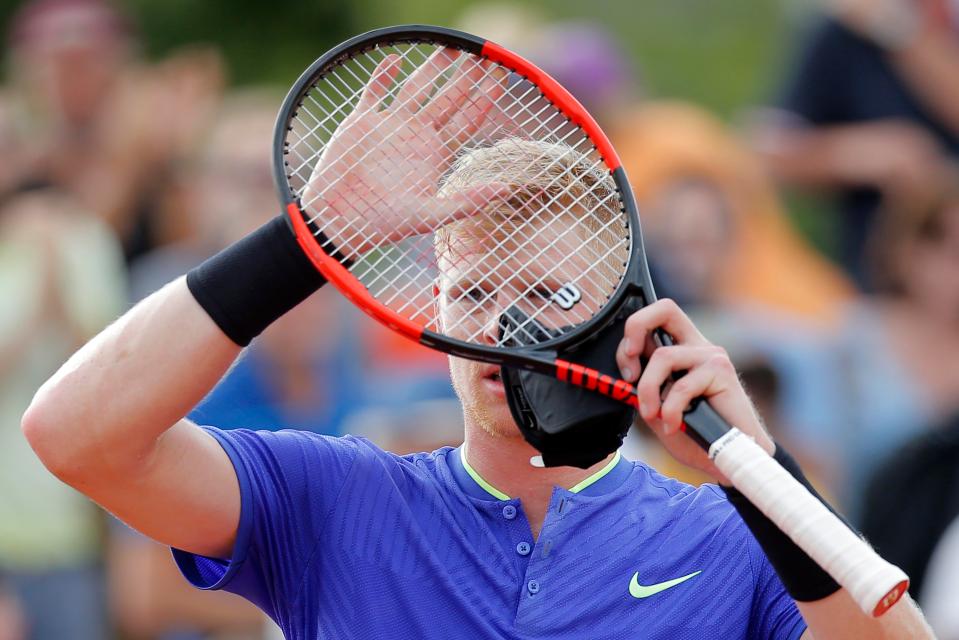  Kyle Edmund booked his place into the third round of the French Open with a straight set win