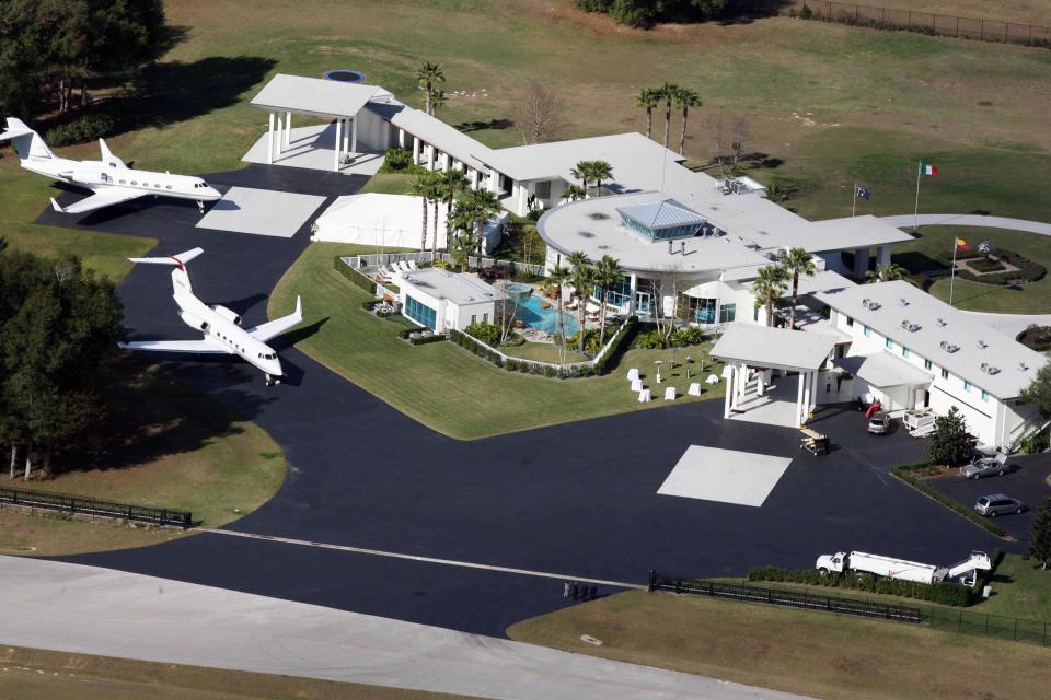  John Travolta's Florida home is so flash that it has two runways leading right to his front door, so that he can fly his five aircraft directly from home