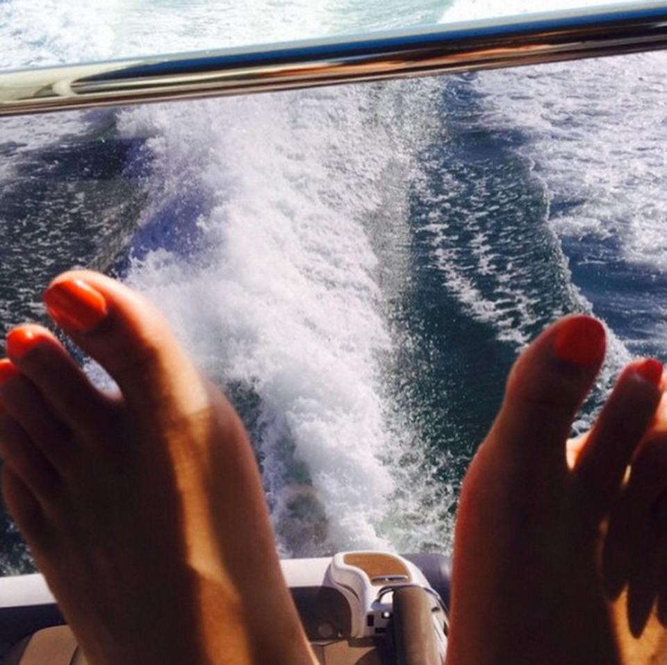  9) THIS Dreamgirl shows off her tootsies while sipping a cool Lemonade and enjoying a view of the Bey