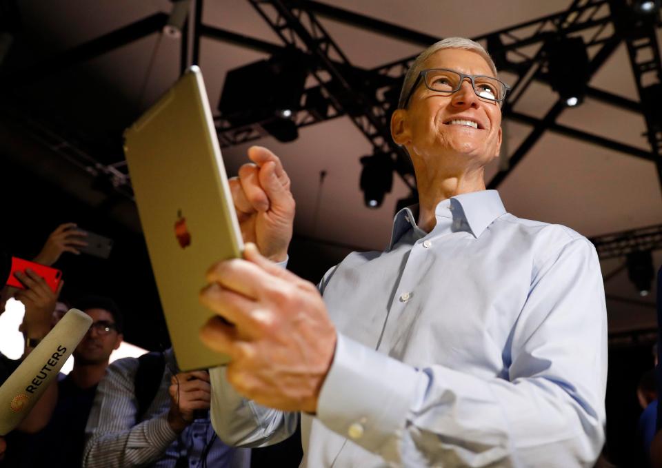  Apple boss Tim Cook tries out the iPad Pro at the WWDC 2017 conference