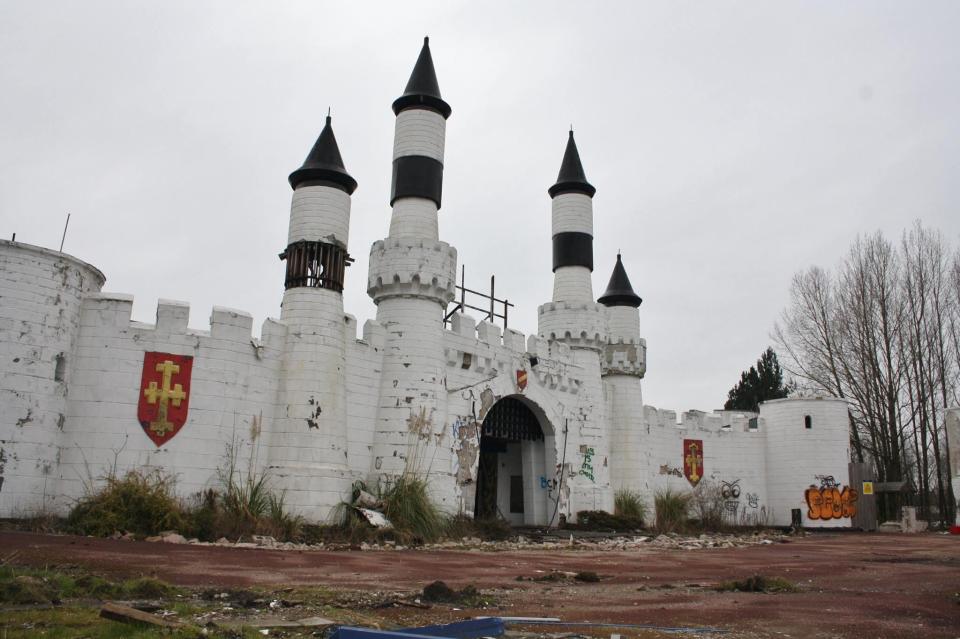  The theme park's distinctive entrance has been left with dirty peeling white paint