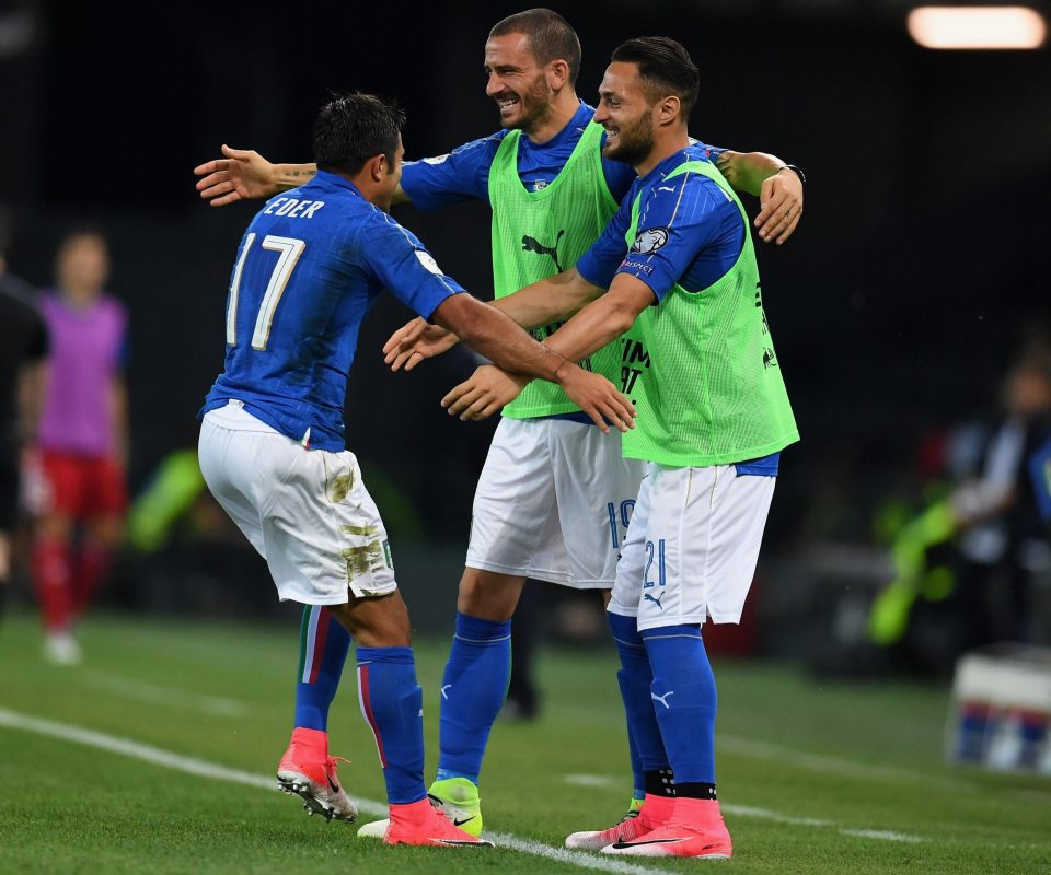  Eder celebrated with the substitutes after tapping in Andrea Belotti's cross