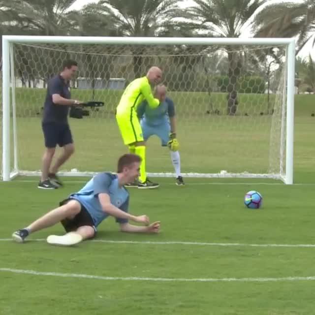  Willy Caballero checked to see if Kevin De Bruyne was okay