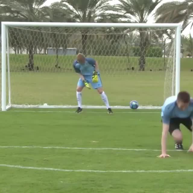  Before he knew it, Kevin De Bruyne was hit directly in the face