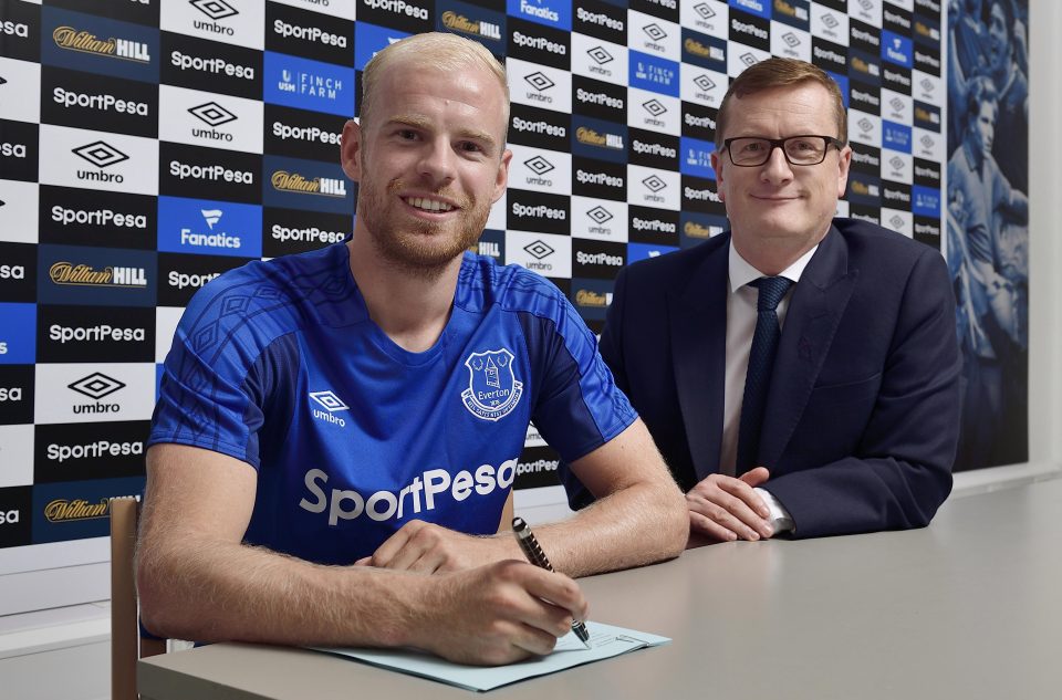  Davy Klaassen becomes Everton's second summer signing following the arrival of Jordan Pickford