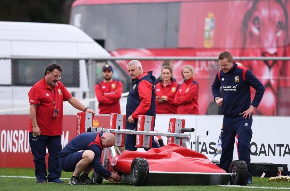  Gatland will meet the First Test ref to discuss his concerns