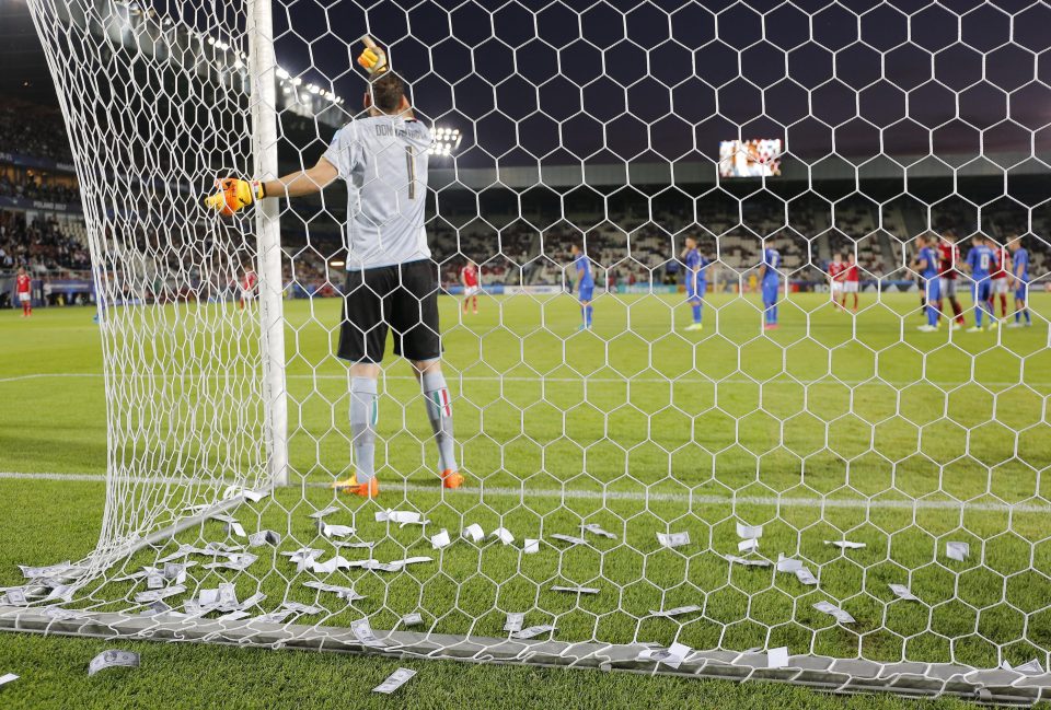 As the AC Milan keeper directed traffic, bank notes were hurled in his direction