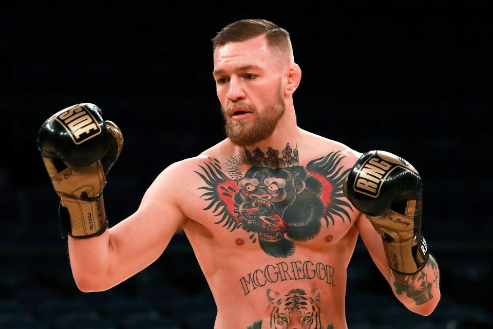  Conor McGregor will fight Floyd Mayweather on August 26