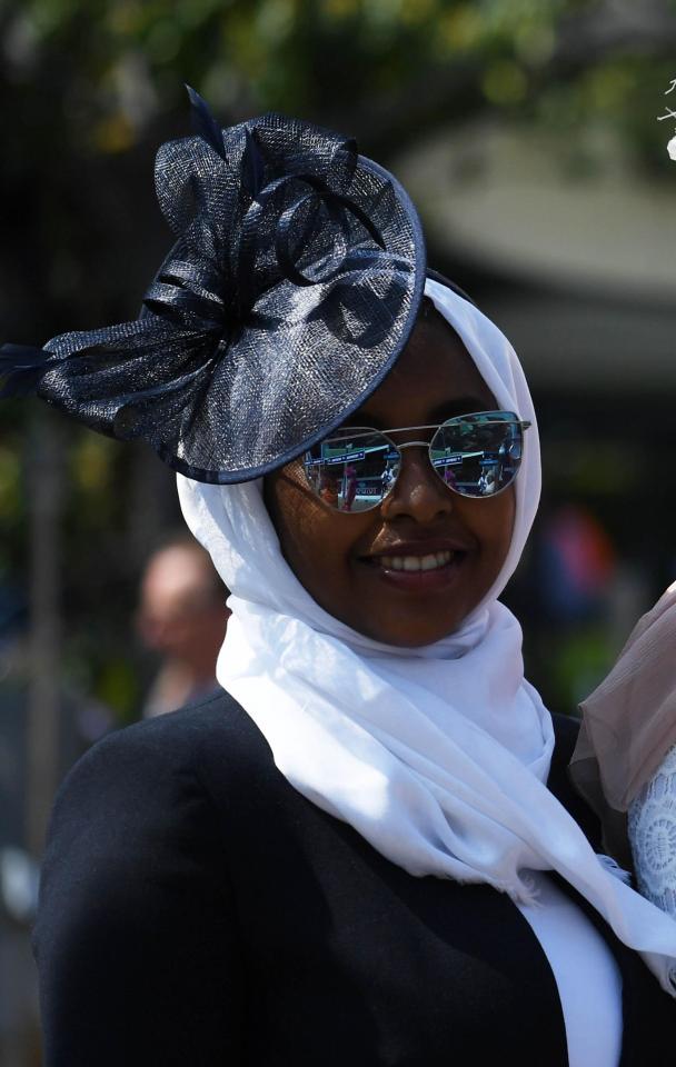  A racegoer looked elegant in a monochrome design that featured a black bow and chic feathers