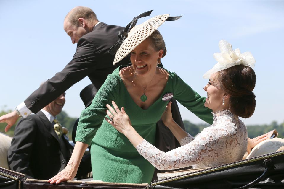  Sophie Wessex managed to regain her composure by grabbing the side of the carriage, while Kate kept a watchful eye to ensure she didn't fall