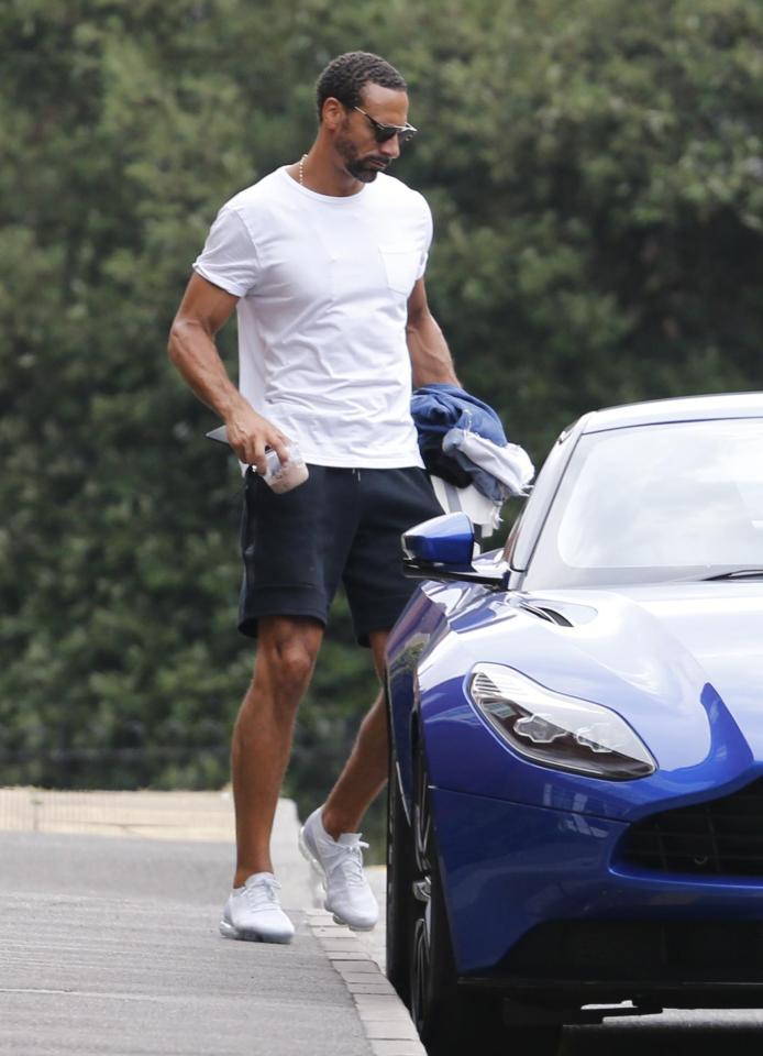  Rio was seen carrying his clothes to the car after spending the weekend with Kate