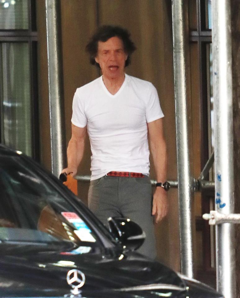  Mick wore a white T-shirt  as he left Melanie's £5million apartment