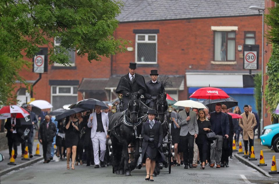  A horse-drawn carriage led the coffin to the church