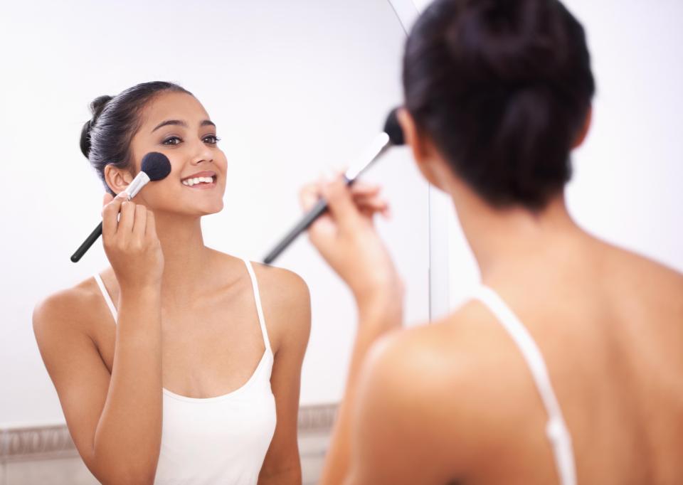  A new survey revealed that women spend on average just under half an hour applying make-up for a "natural look"