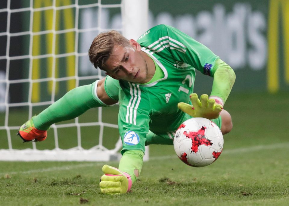  Kaiserslautern stopper Pollersbeck gets down to his right to save Abraham's effort