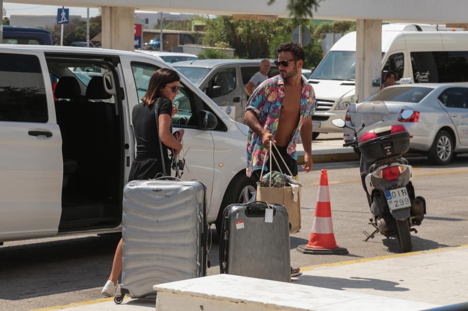  Lucy and Ryan  arrived at the airport after spending a romantic holiday in Greece together