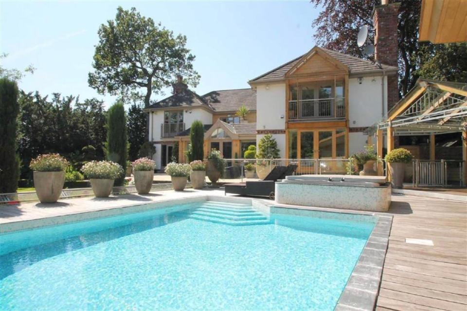  David De Gea's house boasts a luxurious swimming pool and garden