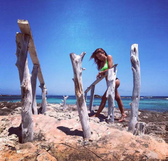  Alicia Verrando poses on the beach on holiday