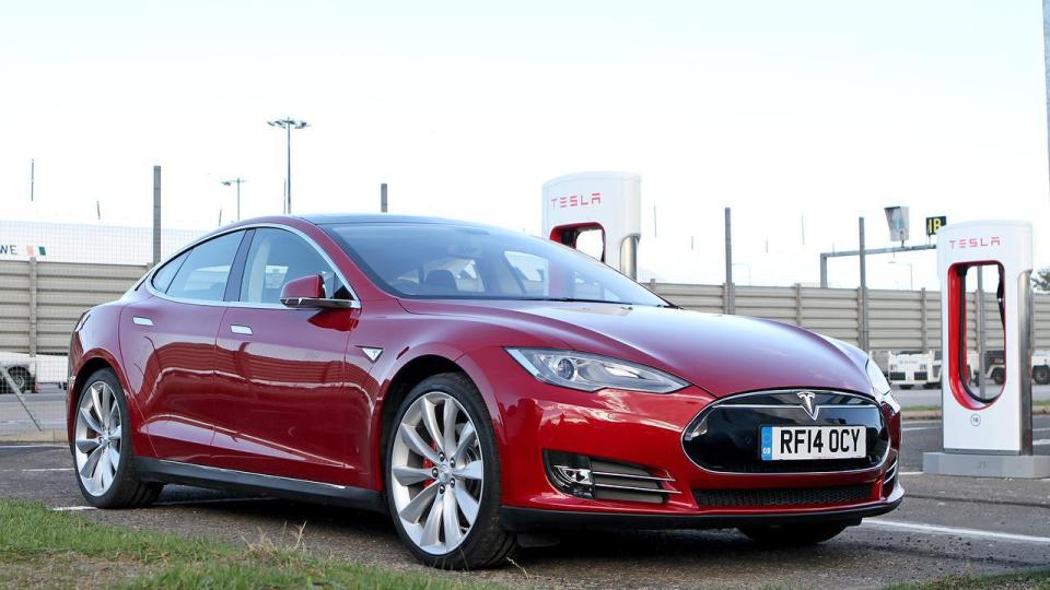  Tesla Model S breaks the rules on what an EV can do