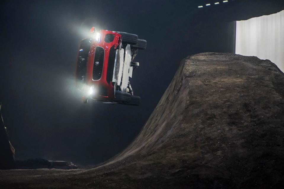  Jaguar E-Pace set world record with daring barrel roll