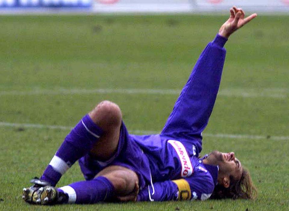  Gabriel Batistuta screams in agony after suffering serious knee injury