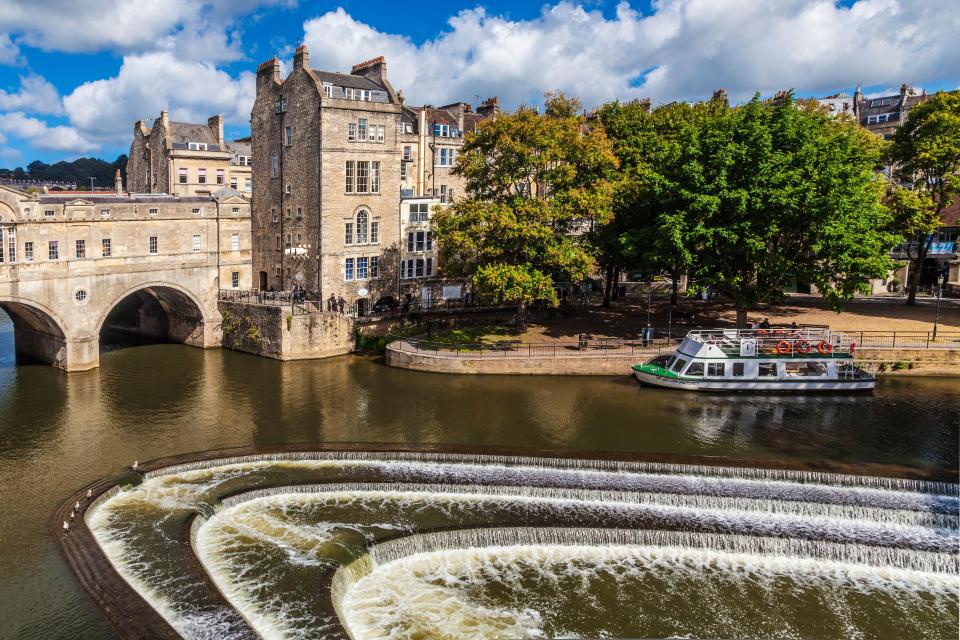  Part of the Palladian Pulteney Bridge and weir in the World Heritage city of Bath, Somerset