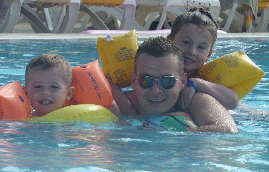 Loui Aspinall, pictured with his dad Gavin and sister Darcy, drowned on a family holiday in Tunisia