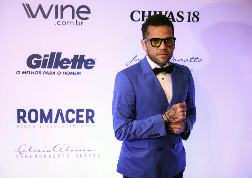  Dani Alves has opted for a move to Paris Saint-Germain over Manchester City