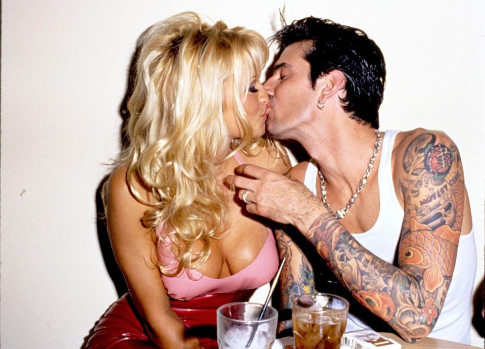  Getting cosy with husband Tommy Lee