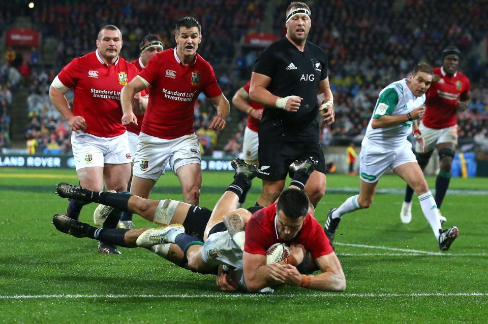  Conor Murray crashed over the a try which helped the Lions draw level