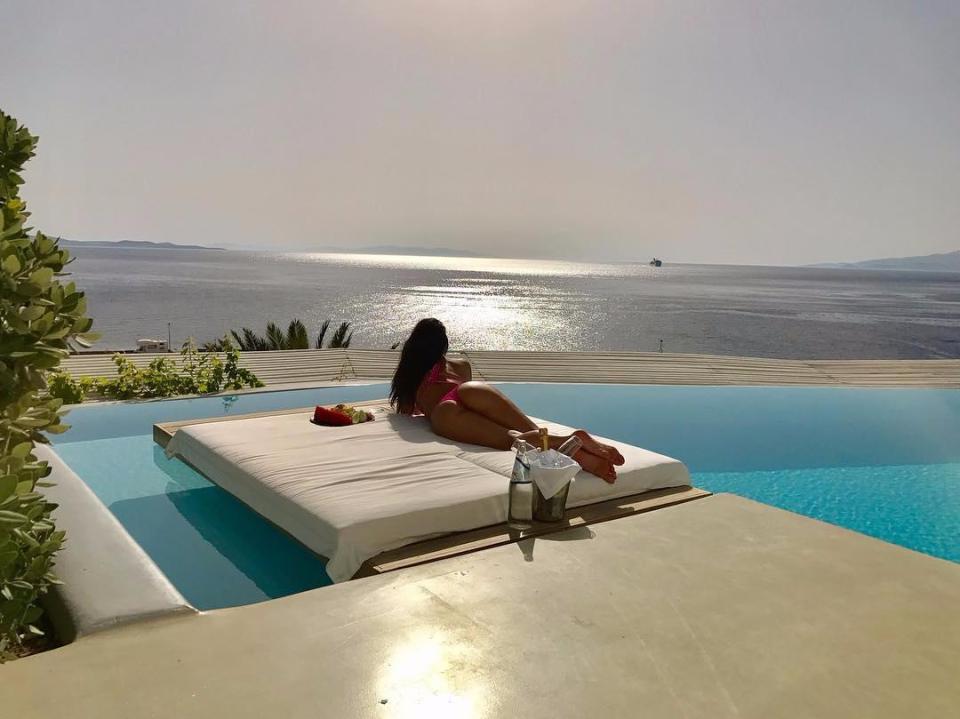  Nicole Scherzinger enjoys the sunshine and relaxes by the pool on holiday