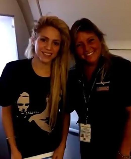  The 40-year-old star even posed for a picture with the singing stewardess