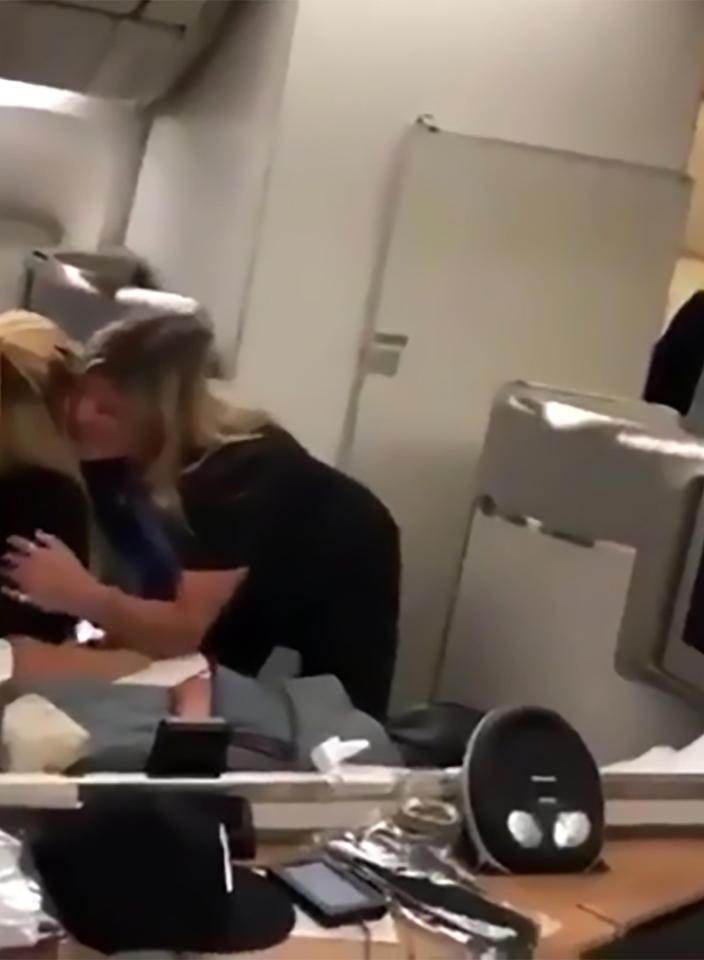  Shakira gave the flight attendant a hug and a peck on the cheek as she finished her rendition