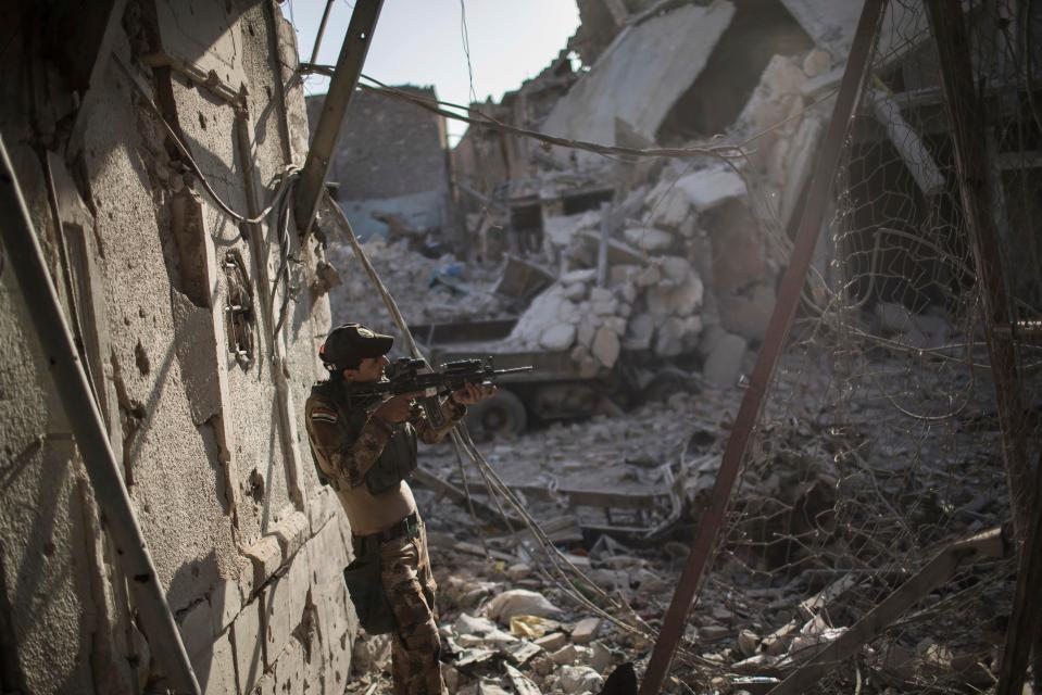 A member of Iraq's Counter-Terrorism Service (CTS) advances in the Old City of Mosul