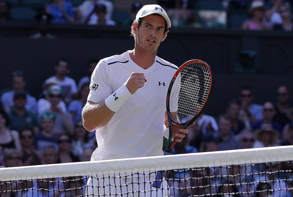  Andy Murray beats Dustin Brown in straight sets to reach the Wimbledon third round