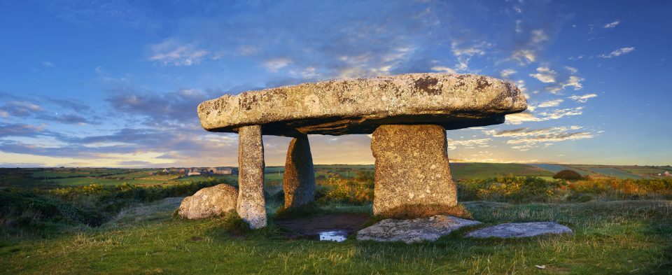  Lanyon Quoit, a megalithic burial site from the Neolithic period, circa 4000 to 3000 BC, near Morvah on the Penwith peninsula of Cornwall