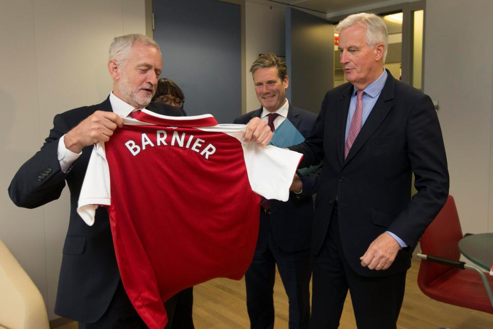  Jeremy Corbyn gave the EU's Brexit negotiator an Arsenal shirt when they met in Brussels last week