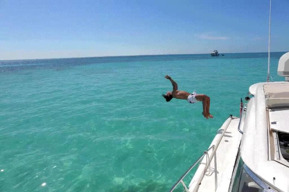  Bellerin has been working on his back-flips on holiday