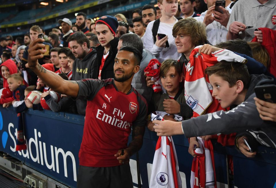  Theo Walcott posed with fans in Sydney after training