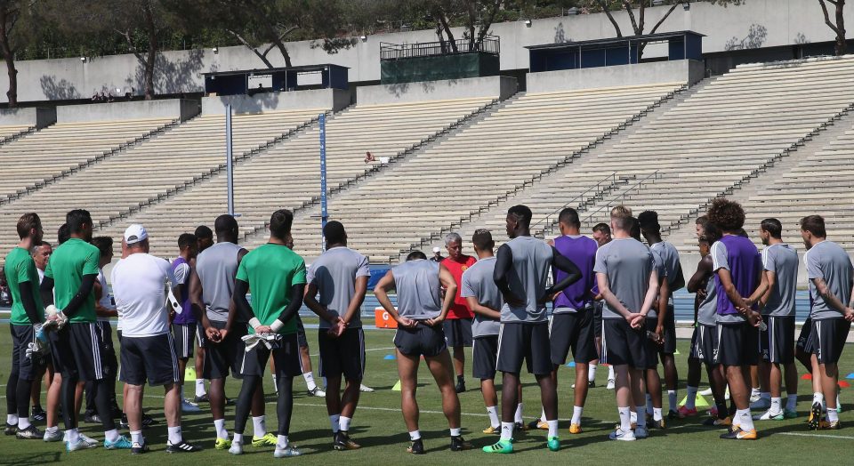  The United players listen to instruction from Mourinho