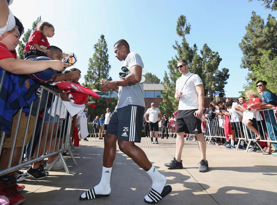  Antonio Valencia signs autographs for Man United fans