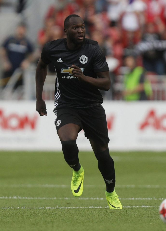 Manchester United ought to gear their play to suit Romelu Lukaku up front