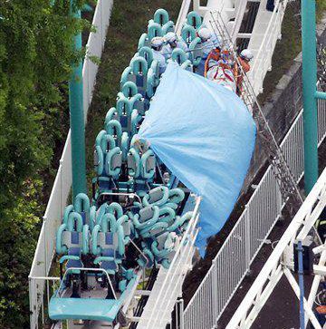  Police officers investigate the site of the roller coaster accident after a 19-year-old woman was killed