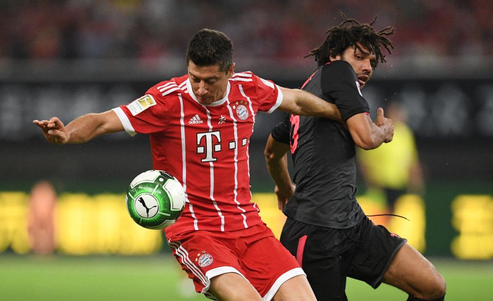  Mohamed Elneny vies with Robert Lewandowski during a pre-season match against Bayern Munich