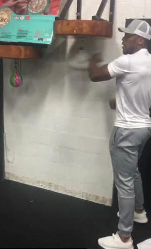 Anthony Joshua showcased some of his boxing skills while at Mayweather's gym