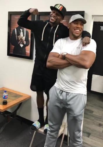 Floyd Mayweather had to stand on a chair as he posed for a picture with Anthony Joshua in Las Vegas