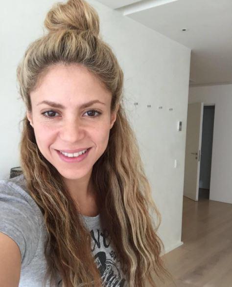  Shakira perfectly pulls off the scraped-back bun look during a casual selfie