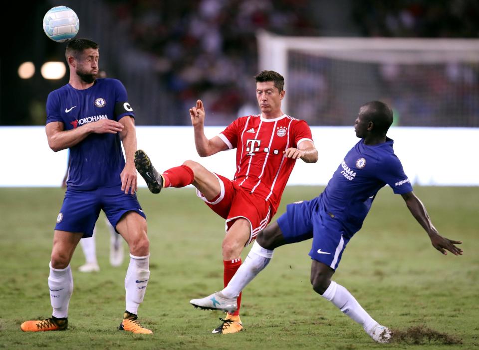  Robert Lewandowski evades the challenges of Gary Cahill and N'Golo Kante